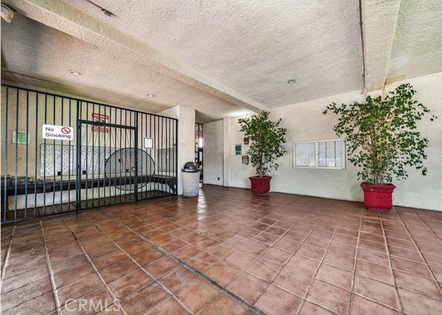 Detail Gallery Image 2 of 6 For 5460 White Oak #G101,  Encino,  CA 91316 - 2 Beds | 2 Baths