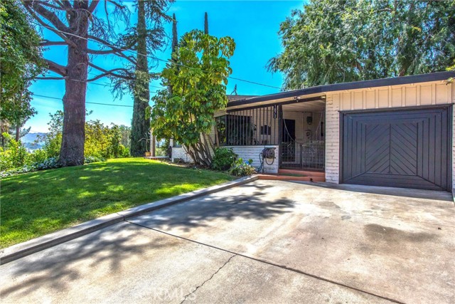1872 Arroyo Drive, Riverside CA: https://media.crmls.org/medias/210d25d0-7703-40c3-91b5-bdaf28df6cef.jpg