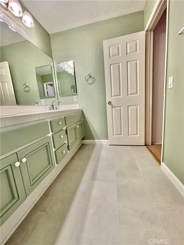 https://media.crmls.org/medias/210d48c1-4ebb-4ec1-b134-bcb9cc820512.jpg?preset=X-Large