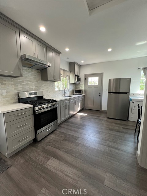 Detail Gallery Image 4 of 11 For 19031 Schoenborn St, Northridge,  CA 91324 - 1 Beds | 1 Baths