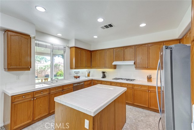 13576 Oxford Ct, Chino CA: https://media.crmls.org/medias/211169e4-a64d-4cae-9e64-170885b0edf3.jpg