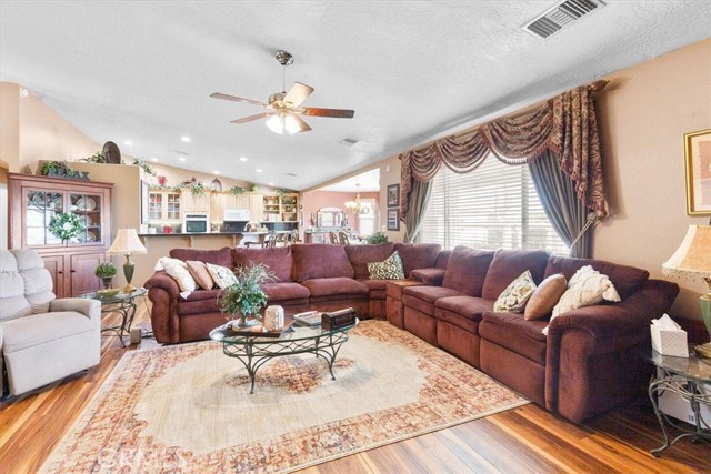 19287 Allegheny Road, Apple Valley CA: https://media.crmls.org/medias/21139aac-b61f-421b-9b99-9b6e816119d1.jpg
