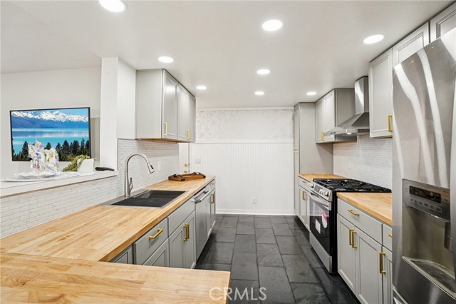 Detail Gallery Image 16 of 45 For 11300 Foothill Blvd #97,  Sylmar,  CA 91342 - 3 Beds | 2/1 Baths