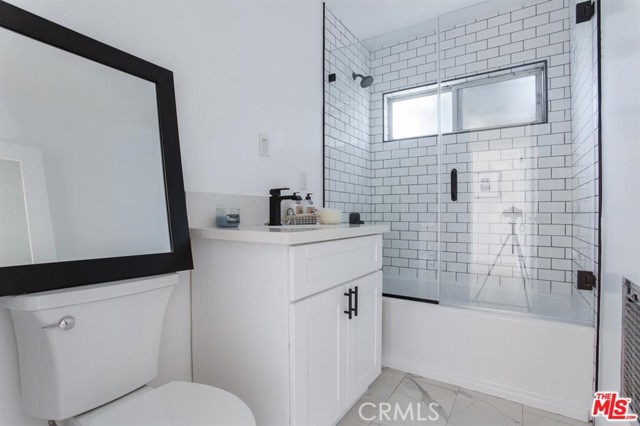 Detail Gallery Image 7 of 11 For 2625 4th St #D,  Santa Monica,  CA 90450 - 2 Beds | 1/1 Baths