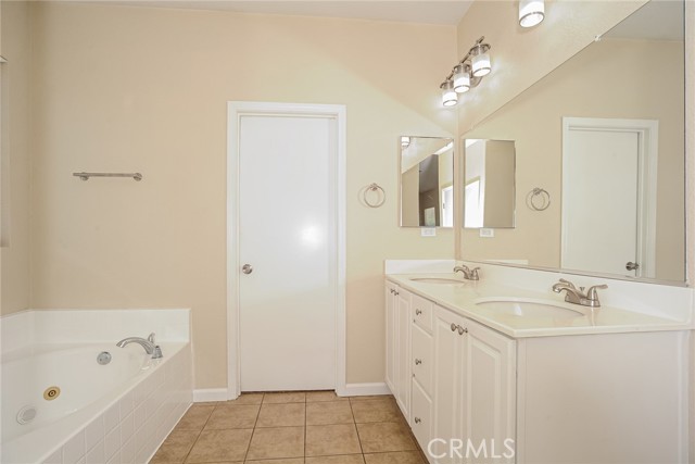 Detail Gallery Image 8 of 16 For 2736 Garnet Ln, Lancaster,  CA 93535 - 5 Beds | 2 Baths