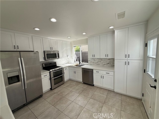 Detail Gallery Image 4 of 39 For 12 Poppyfield Ln, Rancho Santa Margarita,  CA 92688 - 3 Beds | 2/1 Baths