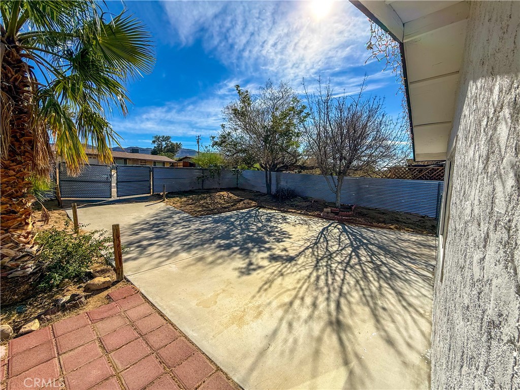 https://media.crmls.org/medias/211ef896-d980-4db7-90fb-72c640aa0610.jpg?preset=X-Large