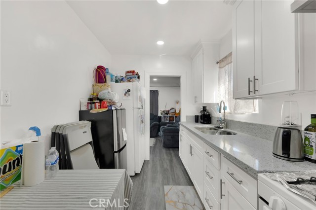 2621 Vineyard Avenue, Los Angeles CA: https://media.crmls.org/medias/21202820-3423-4839-aff5-bef8d49d7962.jpg