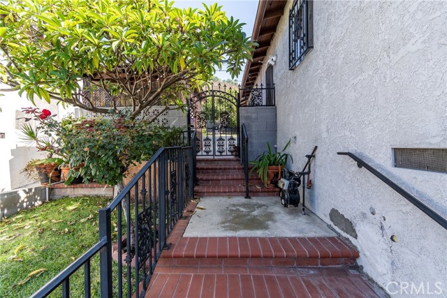 Detail Gallery Image 8 of 31 For 2244 Thelma Ave, Los Angeles,  CA 90032 - 3 Beds | 2 Baths