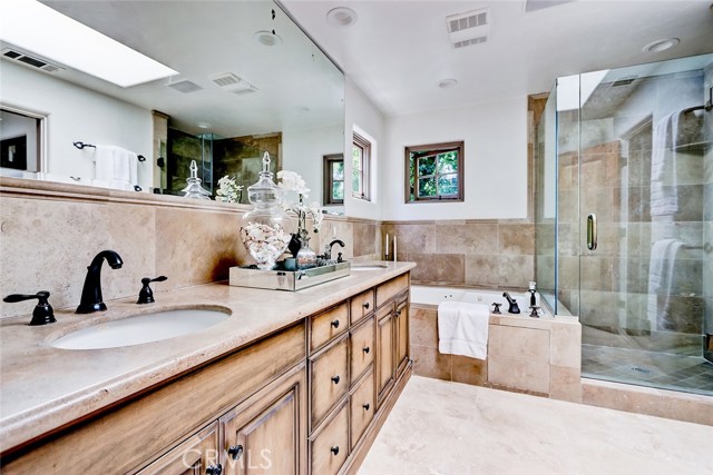 2917 N Poinsettia Avenue, Manhattan Beach CA: https://media.crmls.org/medias/2121c45f-6237-46b2-8125-2ce9490efaba.jpg