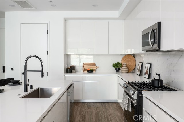 118 Astronaut Ellison S Onizuka Street, Los Angeles CA: https://media.crmls.org/medias/212245ae-049c-4969-ba27-9d3dc619daf8.jpg