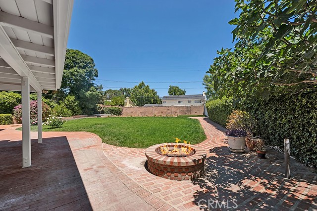 9500 Texhoma Avenue, Northridge CA: https://media.crmls.org/medias/21228068-09d5-4f40-8b76-fe7afb10cafb.jpg