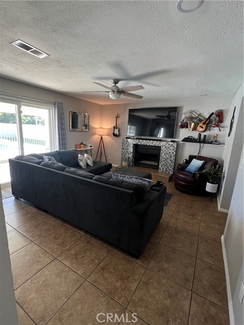 Detail Gallery Image 6 of 25 For 7855 Lime Ave, Fontana,  CA 92336 - 3 Beds | 2/1 Baths