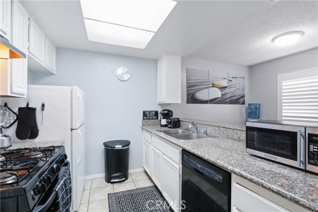 Detail Gallery Image 5 of 13 For 13855 Saranac Dr #F,  Whittier,  CA 90604 - 2 Beds | 1/1 Baths