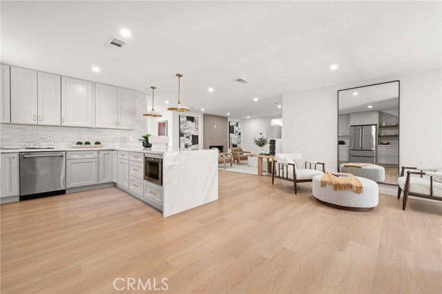 3170 Corinth Avenue, Los Angeles CA: https://media.crmls.org/medias/21262fef-51db-4e2d-b5b6-8967bb27f8fd.jpg