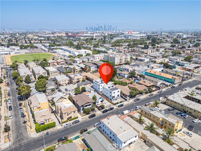 1039 W 43rd Street, Los Angeles CA: https://media.crmls.org/medias/2126fb2d-627a-458f-a1b6-5adb77257c4e.jpg