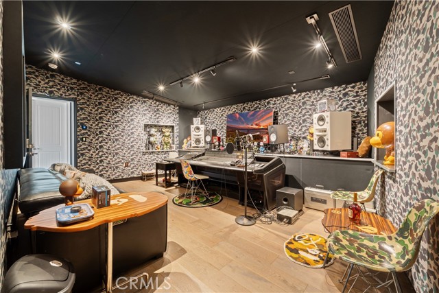 17528 Jayden Lane, Encino CA: https://media.crmls.org/medias/2127388b-b52d-4ec4-9fcb-bf1059239f1d.jpg