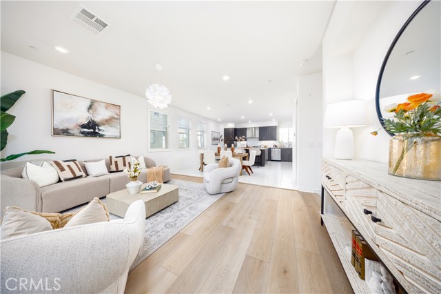 Detail Gallery Image 8 of 30 For 222 Harringay, Irvine,  CA 92618 - 3 Beds | 3/1 Baths