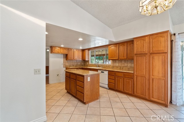 4740 Brookhill Ter, Jurupa Valley CA: https://media.crmls.org/medias/2128e3e4-b37e-44e3-9373-45e3d1b111ae.jpg