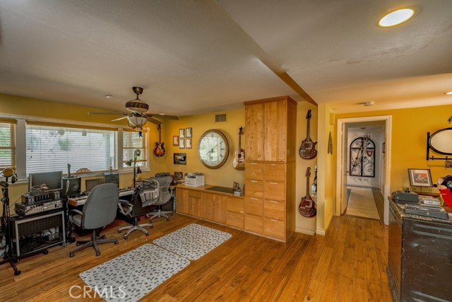 Detail Gallery Image 15 of 47 For 26615 Mountain Park Rd, Canyon Country,  CA 91387 - 3 Beds | 3 Baths