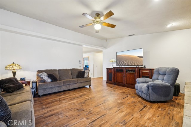 13319 Waco Ln, Apple Valley CA: https://media.crmls.org/medias/212b724e-f65b-466d-a945-982e367c04ef.jpg