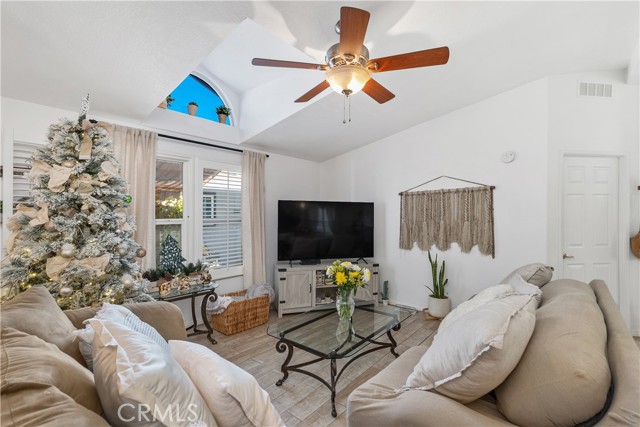 Detail Gallery Image 8 of 38 For 108 Pigeon Ln, Fountain Valley,  CA 92708 - 3 Beds | 2 Baths