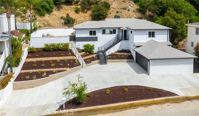 Detail Gallery Image 3 of 51 For 3900 Benedict Canyon Dr, Sherman Oaks,  CA 91423 - 3 Beds | 4 Baths