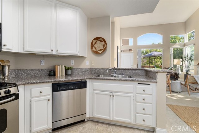 19431 Rue De Valore, Lake Forest CA: https://media.crmls.org/medias/21328fb0-9eae-48f3-aaec-c340ea7dab27.jpg