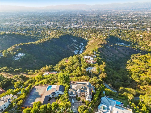 13320 Mulholland Drive, Beverly Hills CA: https://media.crmls.org/medias/2132cdec-37df-4b36-b112-c84be529587c.jpg
