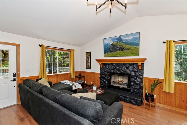 1348 Manzanita Way, Lake Arrowhead CA: https://media.crmls.org/medias/2132d9e5-82af-45a6-b48f-7c398747e8b2.jpg