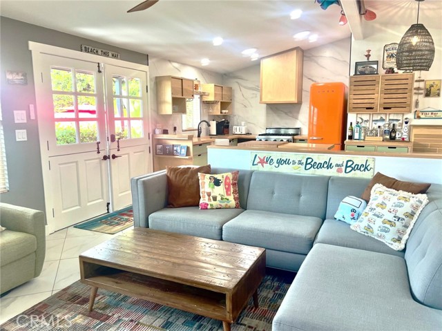 Detail Gallery Image 8 of 38 For 209 Tremont Dr, Newport Beach,  CA 92660 - 3 Beds | 2 Baths