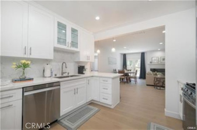 5840 White Oak Avenue, Encino CA: https://media.crmls.org/medias/2135a943-efcd-489b-b485-c8013b9816d0.jpg