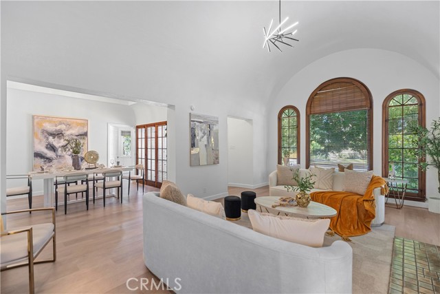 336 N Crescent Heights Boulevard, Los Angeles CA: https://media.crmls.org/medias/213651dd-c9a0-4805-9124-2b9bc28fa5a2.jpg