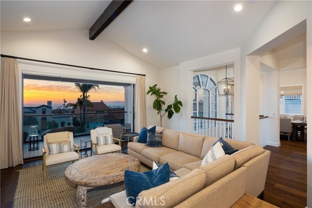 550 Helberta Avenue, Redondo Beach, California 90277, 5 Bedrooms Bedrooms, ,3 BathroomsBathrooms,Residential,Sold,Helberta,SB21204332