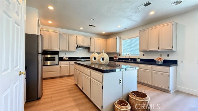 11958 Sunstone Court, Eastvale CA: https://media.crmls.org/medias/213a98ec-da95-4beb-8ec5-8b52c9406ae4.jpg