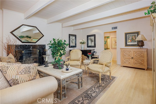 Detail Gallery Image 2 of 38 For 2072 Coldwater Canyon, Beverly Hills,  CA 90210 - 4 Beds | 4/1 Baths