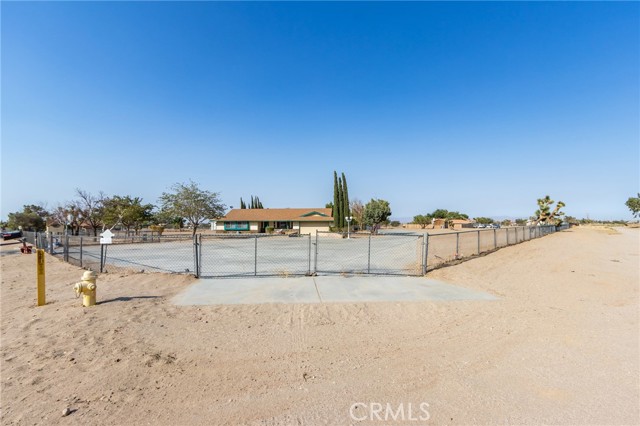 10731 Anaconda Avenue, Oak Hills CA: https://media.crmls.org/medias/2146f3f3-c52a-4bcd-879a-55dad144abf3.jpg
