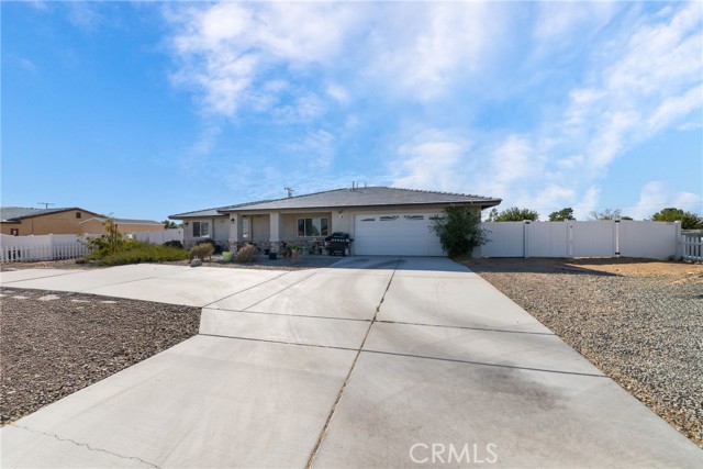 Detail Gallery Image 2 of 26 For 12400 Kiowa Rd, Apple Valley,  CA 92308 - 4 Beds | 2 Baths