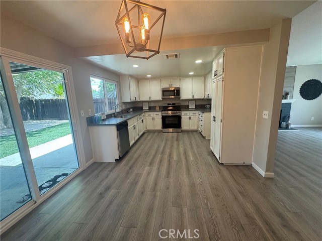 Detail Gallery Image 7 of 22 For 1003 Lightcap St, Lancaster,  CA 93535 - 2 Beds | 2 Baths