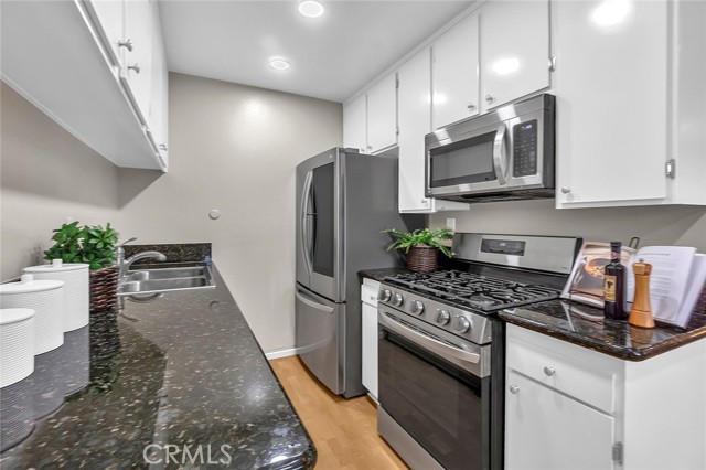 Detail Gallery Image 9 of 41 For 3907 La Crescenta Avenue #208,  La Crescenta,  CA 91214 - 1 Beds | 1 Baths