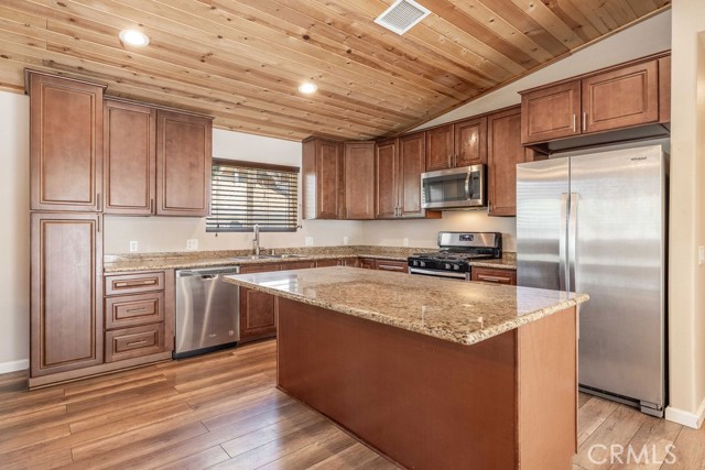 Detail Gallery Image 10 of 38 For 330 Sites Way, Big Bear City,  CA 92314 - 3 Beds | 2 Baths