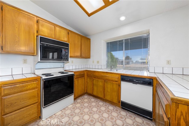 21930 Mohican Avenue, Apple Valley CA: https://media.crmls.org/medias/214e0926-0fd2-49b9-917a-fee48c15694c.jpg