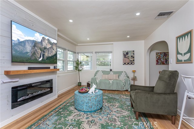 Detail Gallery Image 4 of 52 For 1902 N Pass Ave, Burbank,  CA 91505 - 3 Beds | 3 Baths