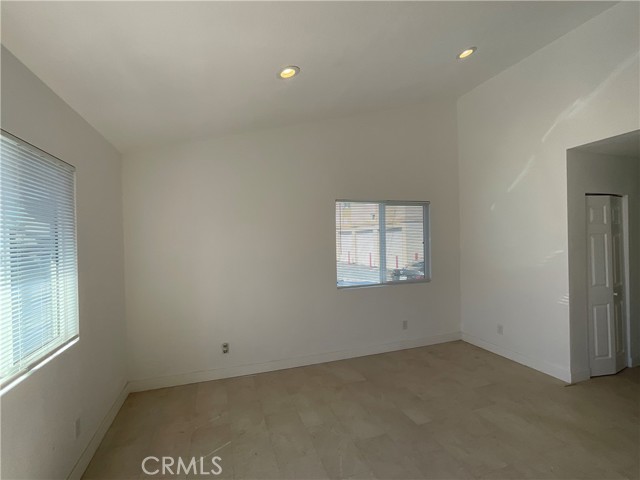 Detail Gallery Image 4 of 13 For 17371 Queens Ln #105,  Huntington Beach,  CA 92647 - 3 Beds | 2 Baths