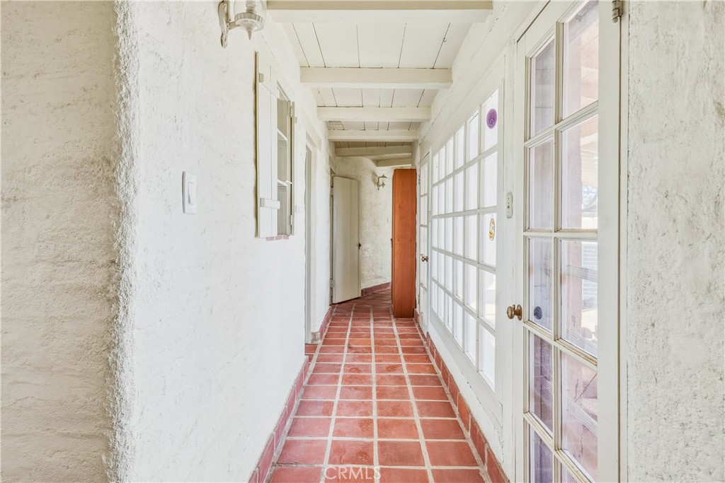 https://media.crmls.org/medias/21564ee1-2c95-41f6-ab33-834b01137345.jpg?preset=X-Large