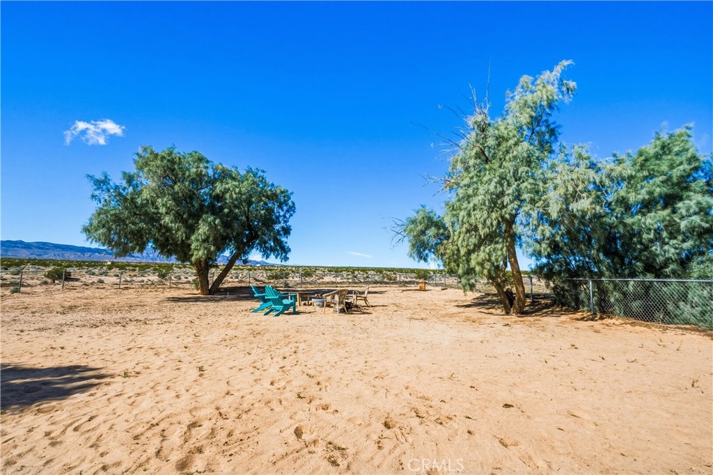 https://media.crmls.org/medias/21566d27-e333-42d3-9652-0c9a0795284d.jpg?preset=X-Large