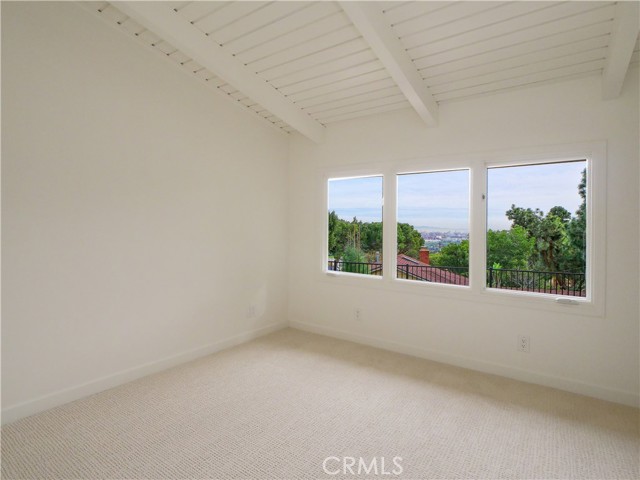 Guest room 2 with city views