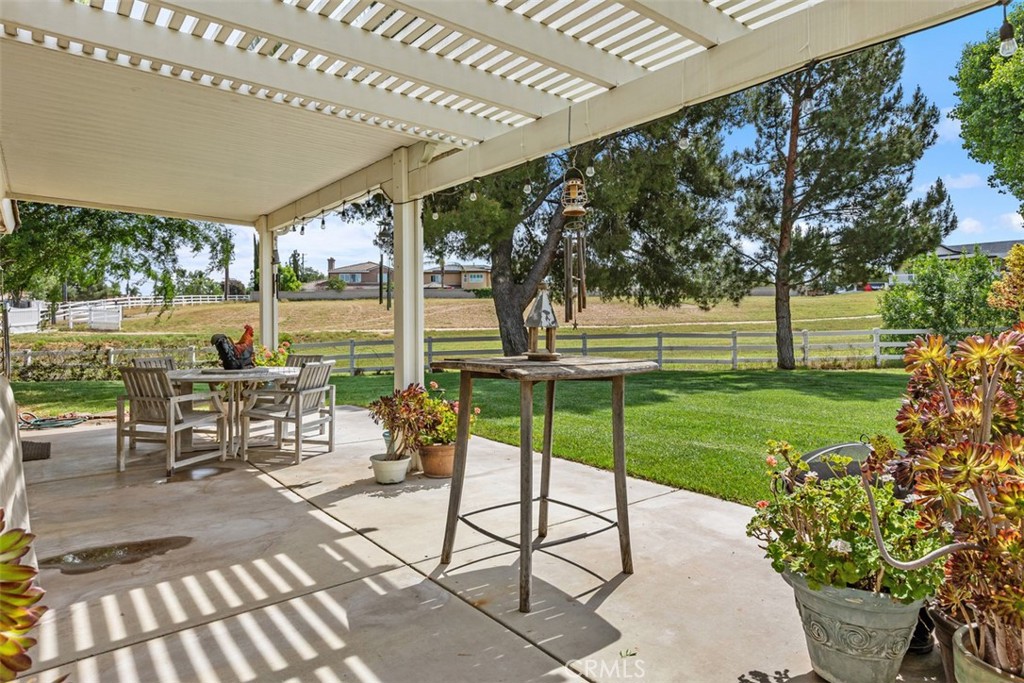 https://media.crmls.org/medias/215b921f-c6fe-4d01-b84c-37c414a43724.jpg?preset=X-Large