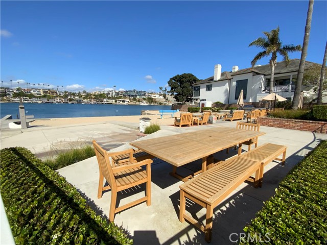 Detail Gallery Image 4 of 57 For 2137 Channel Rd, Newport Beach,  CA 92661 - 4 Beds | 2/1 Baths
