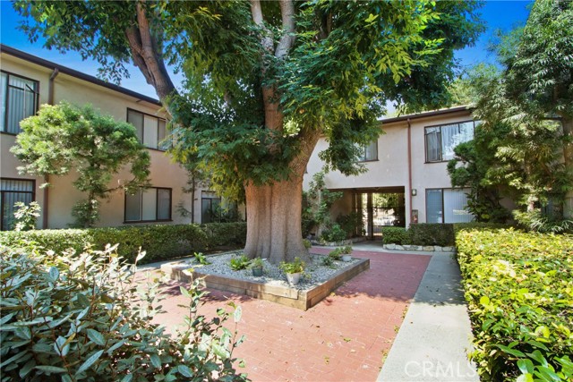 1118 S Fairfax Avenue, Los Angeles CA: https://media.crmls.org/medias/215d4354-b1a8-49af-aabe-52a65af15f0c.jpg